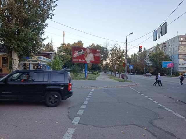 Щит 6x3,  Шкільна вул.,  - Запорізька ( до"Малого ринку" )